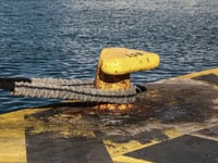 Δεμένα τα πλοία λόγω ισχυρών ανέμων στα ...