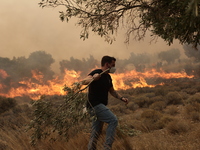 Φωτιές: Δύσκολη κατάσταση σε Ρόδο, καλύτ...