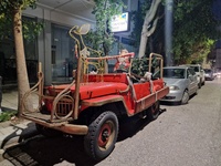 Ο Αγιος Βασίλης κυκλοφορεί με τζιπάκι στ...