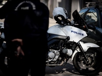 Αστυνομικοί καταβρέχουν με μάνικα γυναίκ...