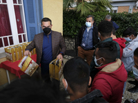 Ο Αλέξης Τσίπρας μοίρασε δώρα σε ανήλικα...