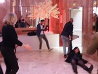 Επεισοδιακή ομιλία Λεπέν - Έσυραν διαδηλ...