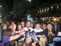 Αγκαλιές και συνθήματα για τη νίκη του Ν...