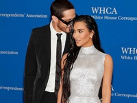 Kιμ Καρντάσιαν: Με ασημένιο look Balenci...