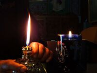 Πάτρα: Πιστοί έσπευσαν να πάρουν το Άγιο Φως- ΦΩΤΟ