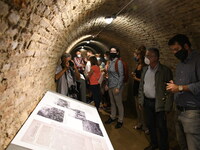 Πλήθος κόσμου στην έκθεση, στο καταφύγιο...