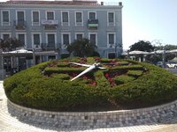 Το άνθινο ρολόι της Πάτρας και το κτίριο...