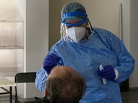 Κορωνοϊός: Τι έδειξαν τα rapid tests στι...