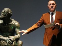 Ο Κέβιν Σπέισι απήγγειλε ποίηση σε μουσε...