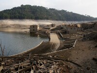 Ισπανία: Ένα χωριό φάντασμα «αναδύθηκε» ...