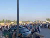 Χάος στο αεροδρόμιο της Καμπούλ- Άνθρωπο...