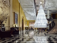 Το Christmas tree του Claridge’s στο Λον...