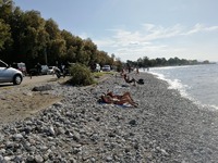 Μπάνιο με αποστάσεις στην Πλαζ της Πάτρα...