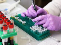 Ο κοροναϊός μεταδίδεται από απόσταση δύο μέτρων 