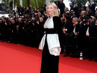 Η Κέιτ Μπλάνσετ με την Ζάχρα Αμίρ Εμπραχ...