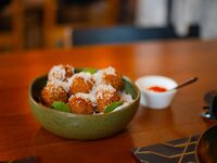 Συνταγή: Κεφτεδάκια κοτόπουλου με παρμεζάνα