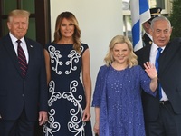 Μελάνια Τραμπ: Απτόητη λάτρης των πανάκρ...