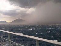 Ρίο – Αντίρριο: Ο άνεμος λυσσομανά και η θάλασσα φουσκώνει – ΦΩΤΟ & ΒΙΝΤΕΟ