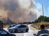 Φωτιά στα Μέγαρα: Αγώνας για να μην ξεφύ...
