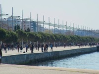 Γεμάτη κόσμο η παραλία της Θεσσαλονίκης ...
