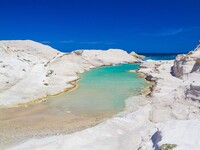 Τα 3 ελληνικά νησιά που θυμίζουν σεληνιακό τοπίο 