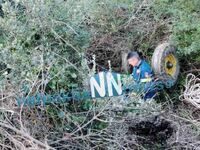 Μεσολόγγι: Τρακτέρ έπεσε σε ρέμα - Επιχε...