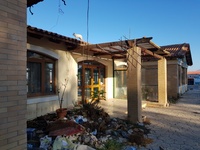 Κλειστή, με πολλές φθορές και ίχνη παραβ...