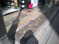 Ένα πιτσιρίκι με κουκούλα και σκυμμένο τ...