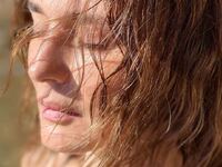 Μαρία Ναυπλιώτου: Ποζάρει τόπλες στην παραλία