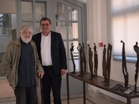 Τον καταξιωμένο γλύπτη Μεμά Καλογηράτο υ...