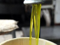 Αγόρασε χρυσό σταυρό με έναν τενεκέ λάδι