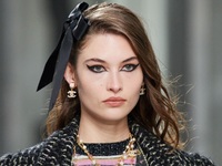 Winged eyeliner και φιόγκοι: Η Chanel μα...