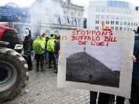 LIVE- Πεδίο μάχης μεταξύ αγροτών και αστ...