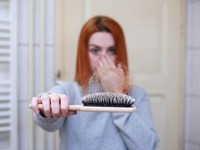 Γιατί τα μαλλιά «αδυνατίζουν» και αραιών...