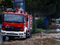 Διακοπές ρεύματος, πλημμύρες σε σπίτια κ...