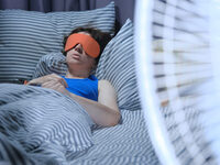 Καύσωνας: Πώς να κοιμηθείτε καλά το βράδ...