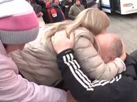 Δραματικοί αποχαιρετισμοί οικογενειών λό...