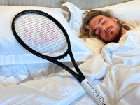 Τσιτσιπάς: Κοιμήθηκε με τη ρακέτα που υπ...