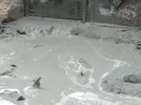 Κυψέλη: Αναβλύζει τσιμέντο από τον δρόμο