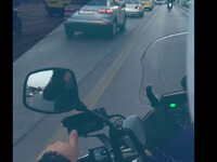 Άνδρες της ΕΛ.ΑΣ. σπάνε την πόρτα σπιτιο...