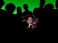 Η "Αντιγόνη" με φόντο ένα κυβε...