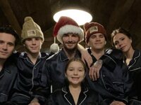 Χριστουγεννιάτικες ευχές με σατέν πιτζάμ...