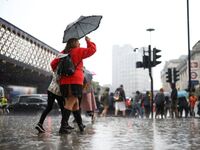 Ο κυκλώνας «βόμβα» μεταφέρεται στην Αγγλ...