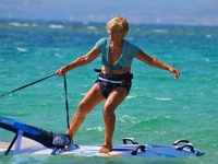 82χρονη σέρφερ: Από τα γηρατειά της Κεφα...