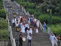 Πάτρα: Νύφη κατεβαίνει τα σκαλιά της Αγί...