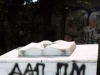 Πάτρα: Βεβήλωσαν το μνημείο του Νίκου Τε...