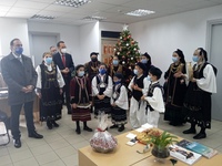 Ευχές και Χριστουγεννιάτικα Κάλαντα στον...