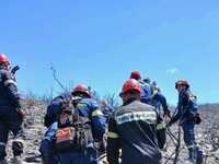 Φωτιά στην Πάτρα: Πυροσβέστης έπεσε σε χ...