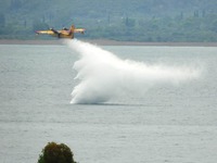 Αεροπλάνα Καναντέρ έκαναν άσκηση στην Τρ...