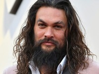 Ο μυώδης σταρ Τζέισον Μομόα, ο γνωστός μ...